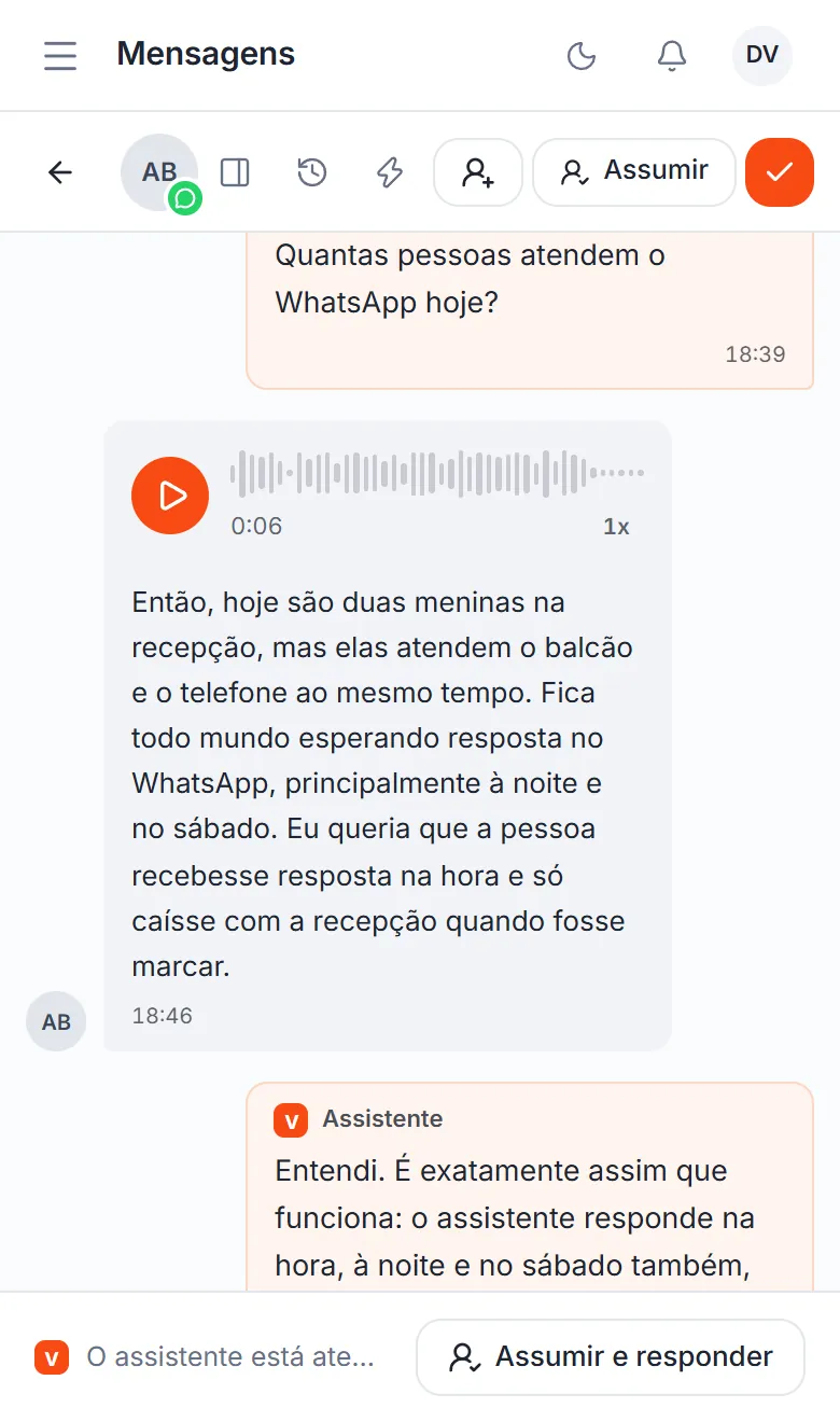 Painel de atendimento aberto no celular, mostrando conversas de WhatsApp. Conta de demonstração.
